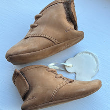 Load image into Gallery viewer, Clarks Baby Shoes 3-6 months
